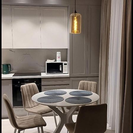Новые Апартаменты Lux キシナウ エクステリア 写真