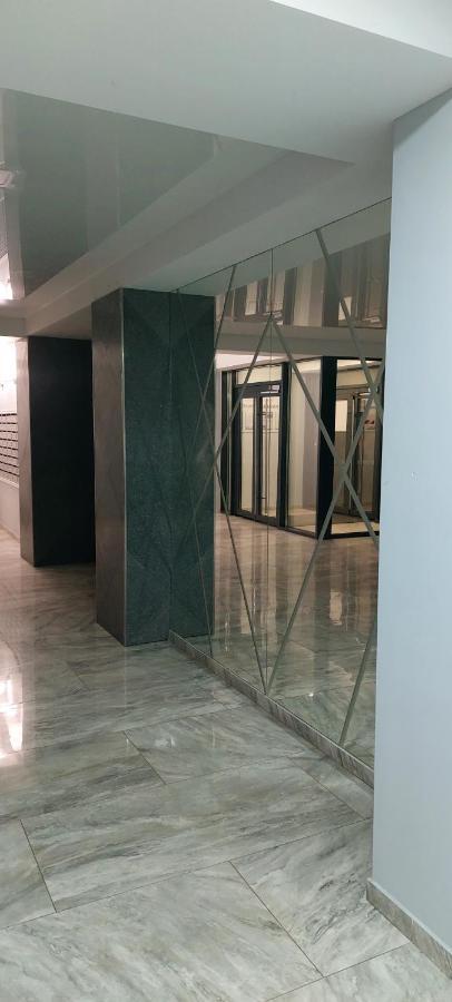 Новые Апартаменты Lux キシナウ エクステリア 写真